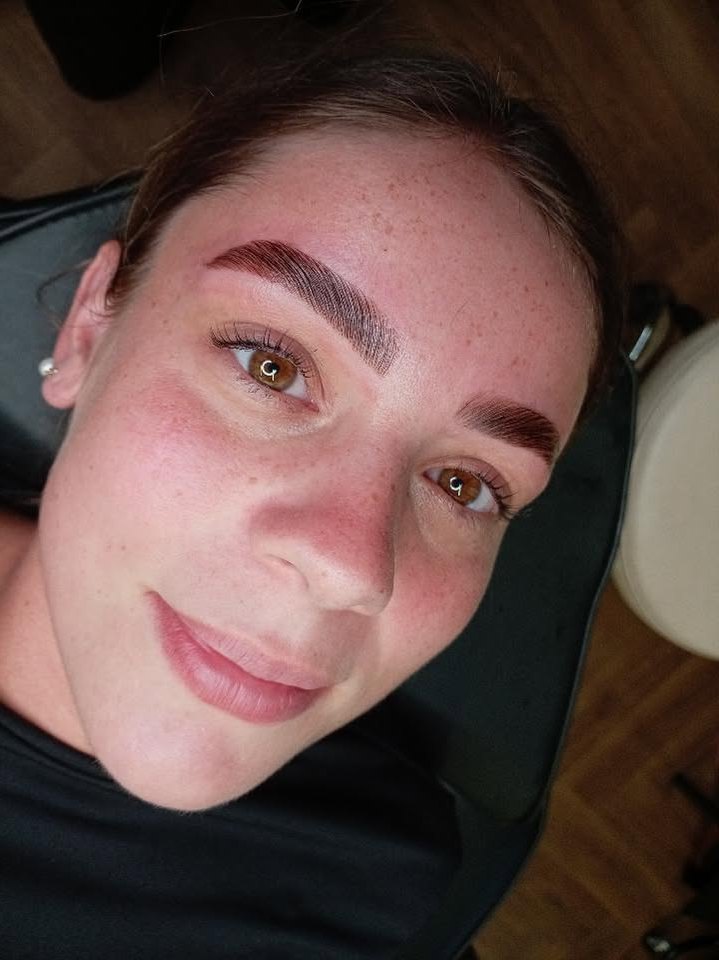Shaped brows with a hybrid stain