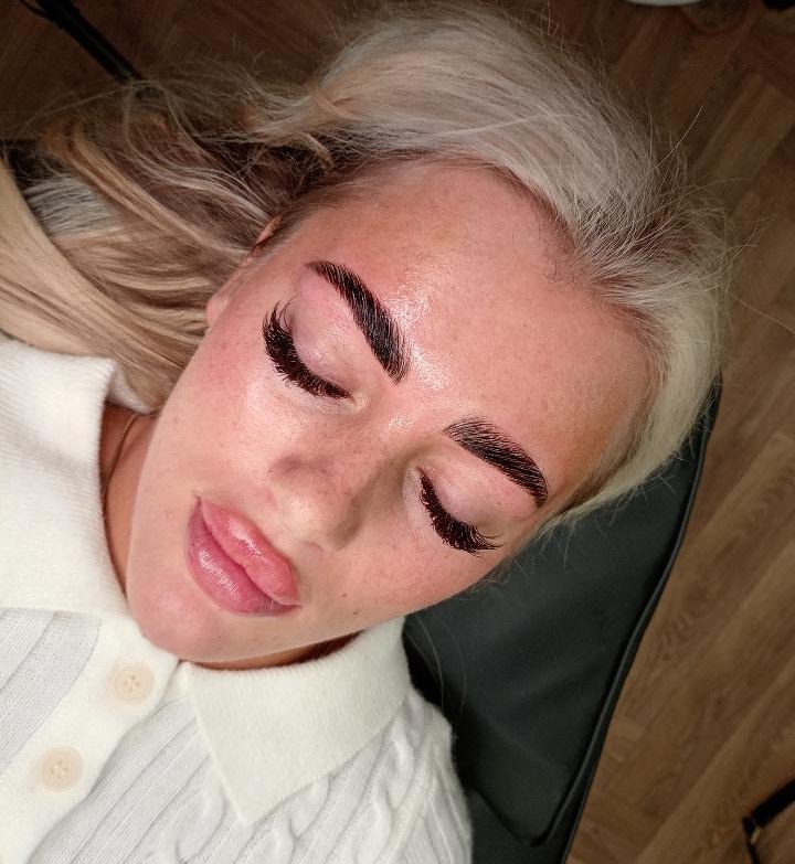 Laminated brows with lifted lashes
